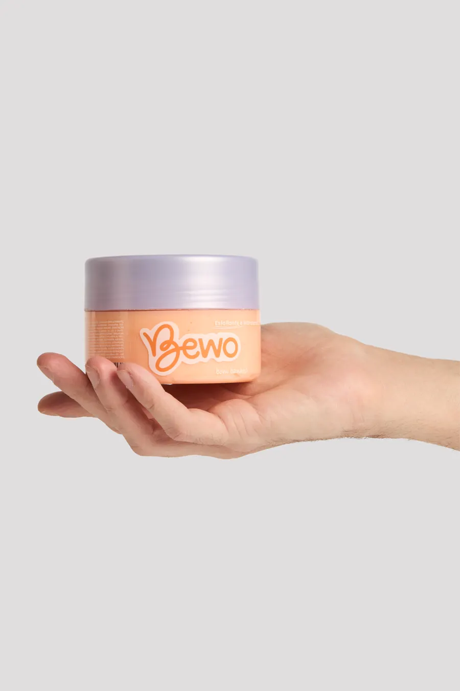 Esfoliante Bewo na mão